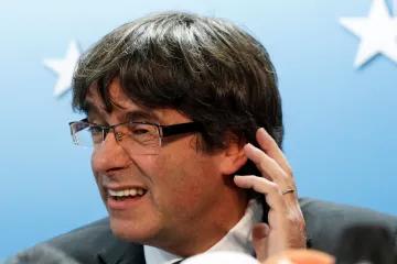 Na Puigdemonta je vydán evropský zatykač. Osm katalánských exministrů je ve vazbě