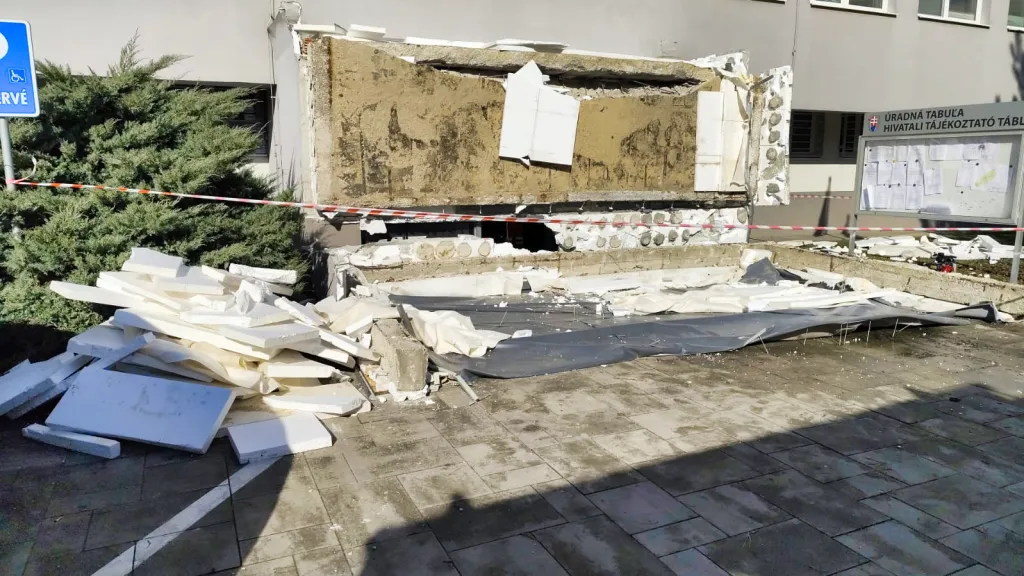 Spadlá část střechy ve městě Komárno na Slovensko