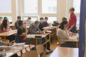 Smí se na pivo i na Shakespeara, zatím však jen ven. Na prvním stupni zcela končí rotační výuka