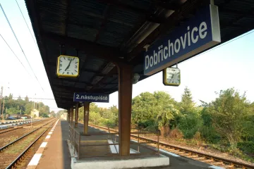 V Černošicích spadl na koleje sloup, půl dne jezdily vlaky po jedné koleji a nabíraly zpoždění