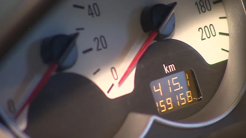 Podle odhadů se v Česku ročně prodá až 270 tisíc aut se stočeným tachometrem