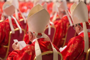 Ode dneška křesťané ostře sledují komín nad Sixtinskou kaplí