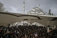 Istanbul a Londýn i Mekka a Medína. Muslimové se modlí za Chášakdžího