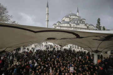 Istanbul a Londýn i Mekka a Medína. Muslimové se modlí za Chášakdžího