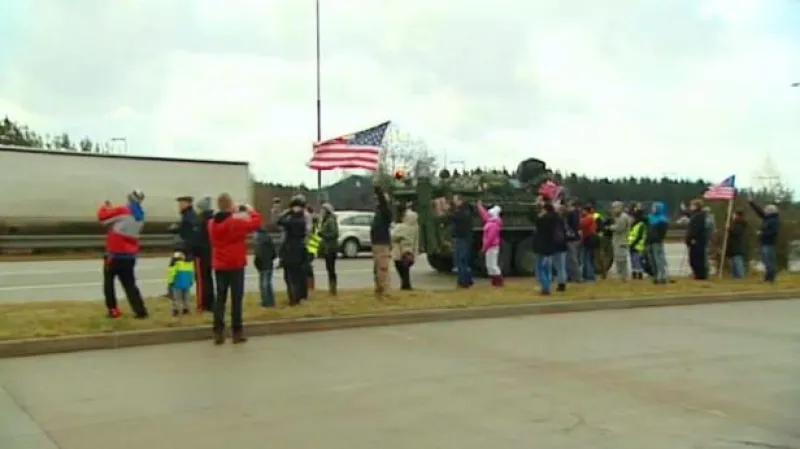 Průjezd konvoje hraničním přechodem Rozvadov