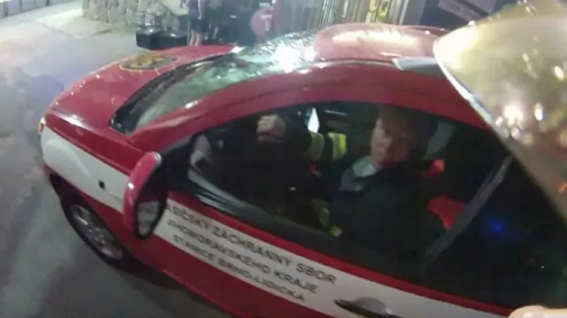 Záběry hasičů z nehody na stadionu