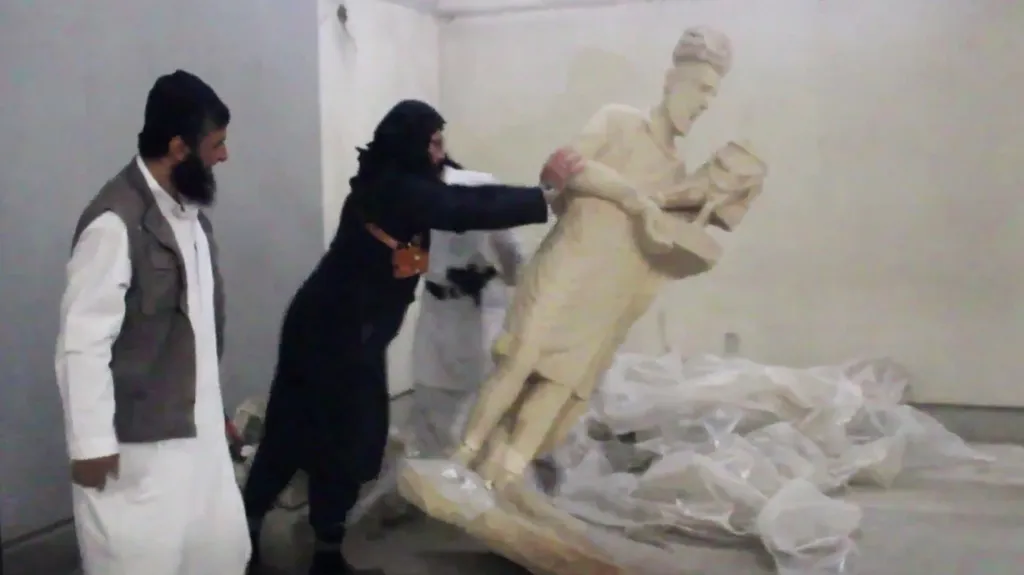 Ničení soch v mosulském muzeu