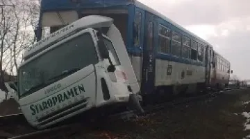 Řidič nákladního auta zemřel po srážce s osobním vlakem