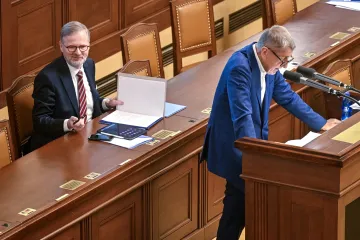 Babiš viní koalici z krytí korupce. Nedokáže unést reakci sněmovny na své praktiky, míní Fiala