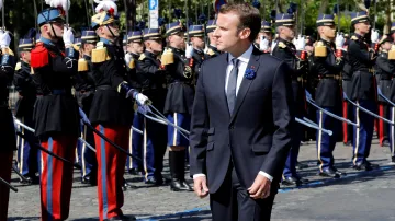 Emmanuel Macron při ceremoniálu v Paříži