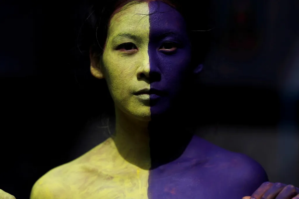 Týden obrazem: Osoba pokrytá barvou v rámci bojkotu zoologické zahrady Pata v Bangkoku