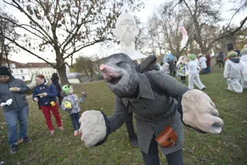 OBRAZEM: Podívejte se, jak lidé v Praze slavili 17. listopad