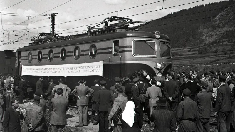 Ve Škodovce ozdobili prototypovou Bobinu před slavnostní jízdou vzkazem: „Na počest Slovenského národního povstání předávají plzeňští leninovci bratrům Slovákům naši nejvýkonnější elektrickou lokomotivu.“