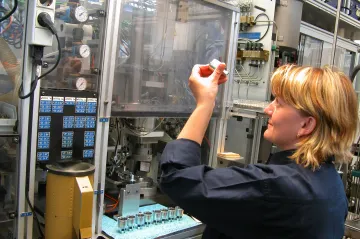 Ceny v průmyslu v listopadu zpomalily pokles 