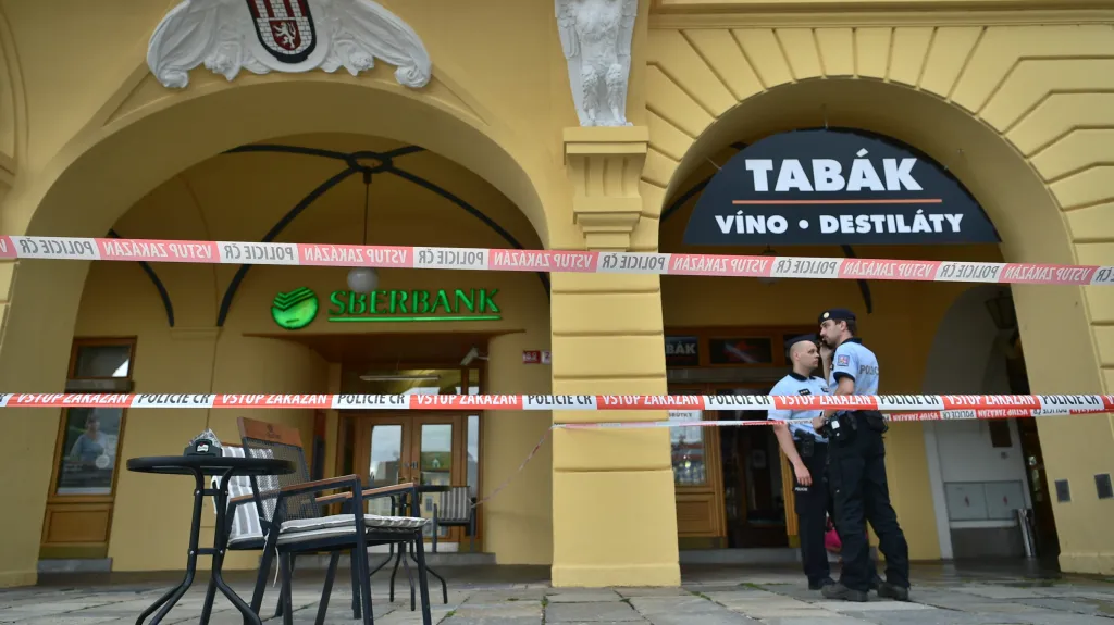 Policisté hlídkují v Českých Budějovicích, kde muž držel ženu jako rukojmí