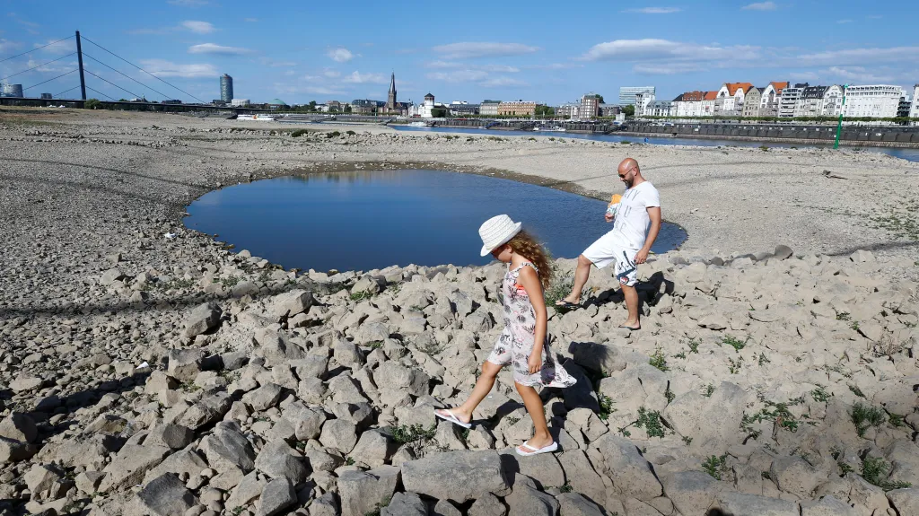 Hladina řeky Rýn v Düsseldorfu klesla v létě na minimum