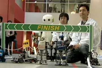 Padali a zase vstávali. Roboti poprvé běželi maraton