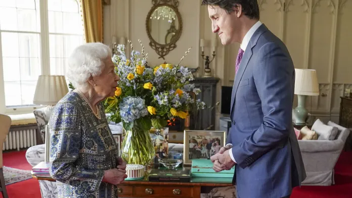 Britská královna Alžběta II. při setkání s kanadským premiérem Justinem Trudeauem