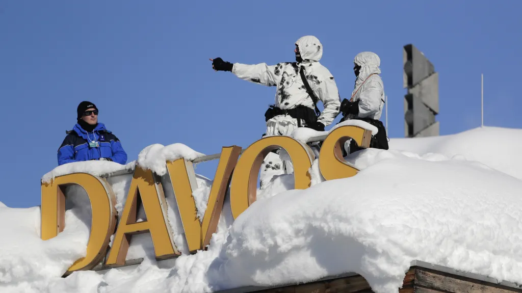 Sníh zablokoval silnice do Davosu