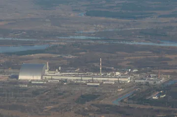 Hasiči bojují u elektrárny v Černobylu s lesním požárem