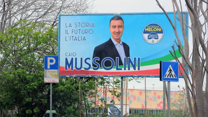 Předvolební billboard pravnuka diktátora Benita Mussoliniho