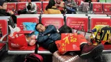 Čekající cestující na nádraží v Šanghaji