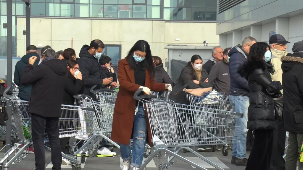 Lidé před supermarketem v italském městě Casalpusterlengo, které je nyní izolováno