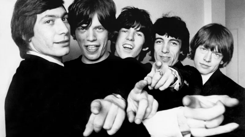 Rolling Stones v dubnu 1964 (zleva): Charlie Watts, Mick Jagger, Keith Richards, Bill Wyman a Brian Jones