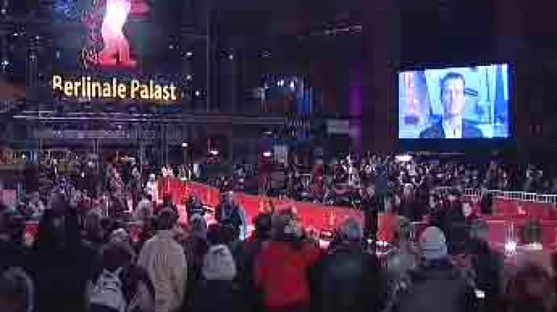 Červený kobecer před budovou Berlinale Palast