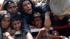 Palestinci čekají na jídlo z charitativní kuchyně ve městě Gaza
