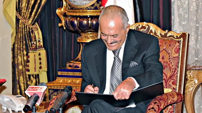 Alí Abdalláh Sálih při podpisu dohody o předání moci