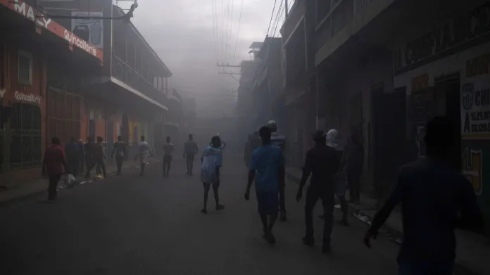 Ulice haitského města Cap-Haitien zaplnil po protestech po vraždě prezidenta Moïseho kouř z hořících pneumatik