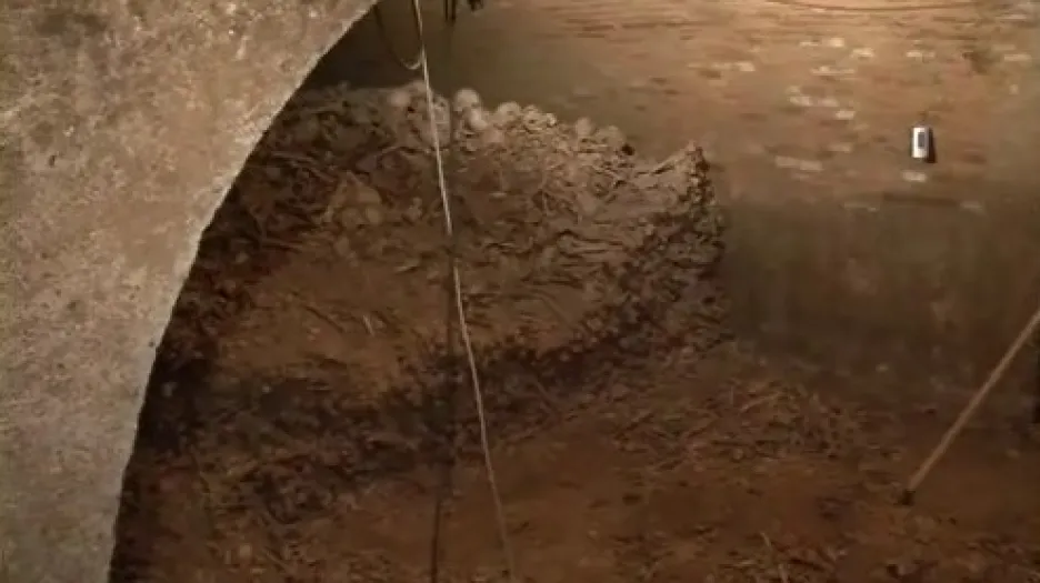 V této chodbě jsou kosti naskládany na sebe nahodile