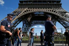 Okolí Eiffelovky bude chránit vysoká zeď z neprůstřelného skla