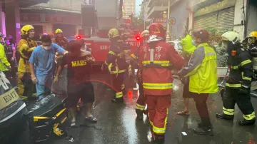 Zásah hasičů během požáru výškové budovy ve městě Kao-siung na jihu Tchaj-wanu