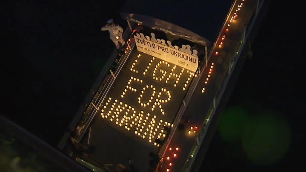 Po Vltavě plula loď ozdobená stovkami svíček