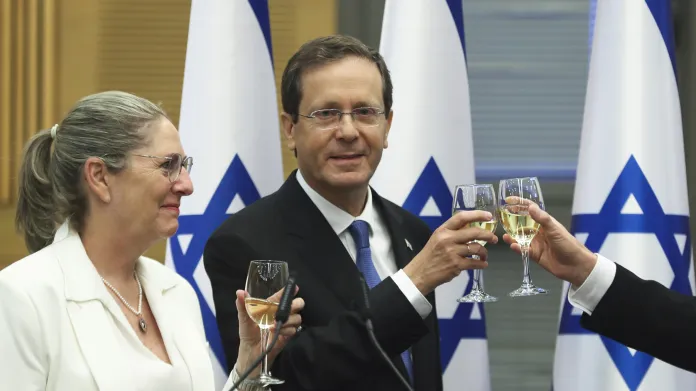 Jicchak Herzog slaví s manželkou Michal zvolení prezidentem
