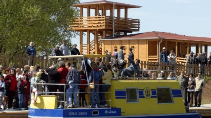 Nový přístav na Baťově kanálu byl uveden do provozu 1. května nedaleko města Skalica na západoslovenském Záhorí. Romantická vodní cesta z moravských Otrokovic se tak prodloužila na 65 kilometrů, z nichž drtivá většina protíná české území. Kanál vystavěla Baťova společnost a od roku 1938 až do roku 1960 se používal na přepravu lignitu. Opětovně byl splavněn před 12 lety.