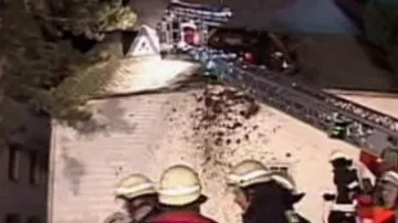 Škodovka na střeše kostela