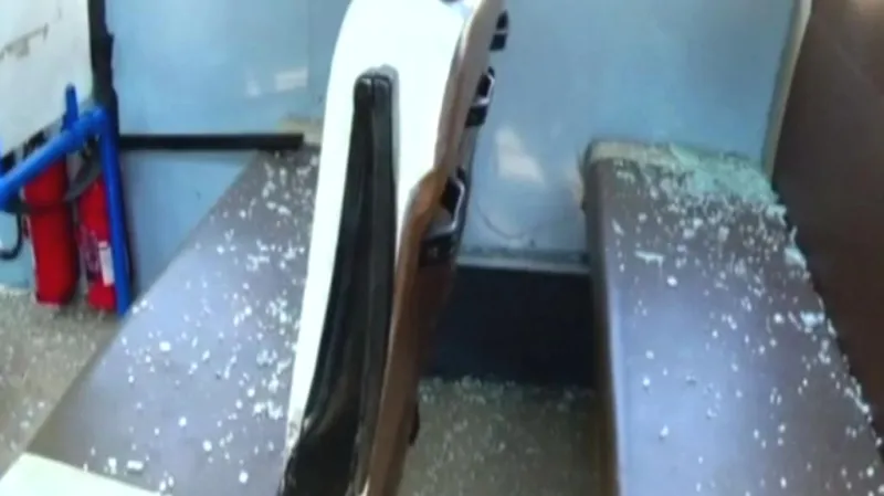 Tlaková vlna vyrazila okna autobusu