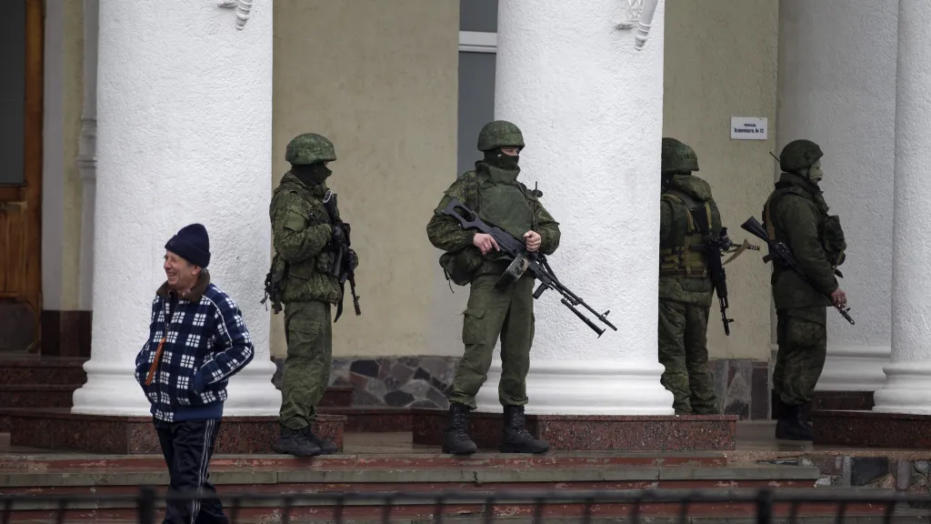 Neoznačení ruští vojáci u simferopolského letiště, 28. února 2014