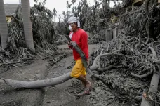 Barvy zmizely, pokryla je šeď. Filipínci odstraňují škody způsobené sopkou Taal