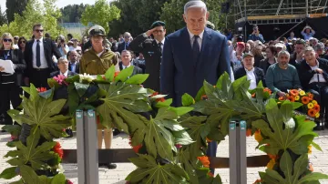 Benjamin Netanjahu pokládá věnce u památníku Jad vašem