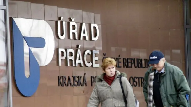 Lidí bez práce je méně