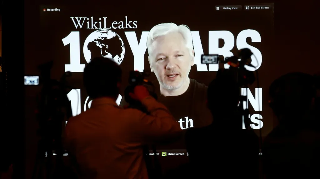 Assangeův videopřenos při desátém výročí Wikileaks