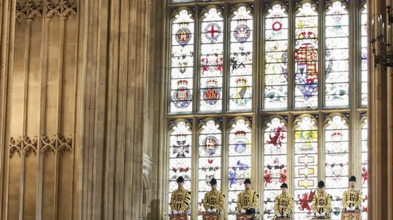 Královský pár ve Westminsterském paláci v Londýně