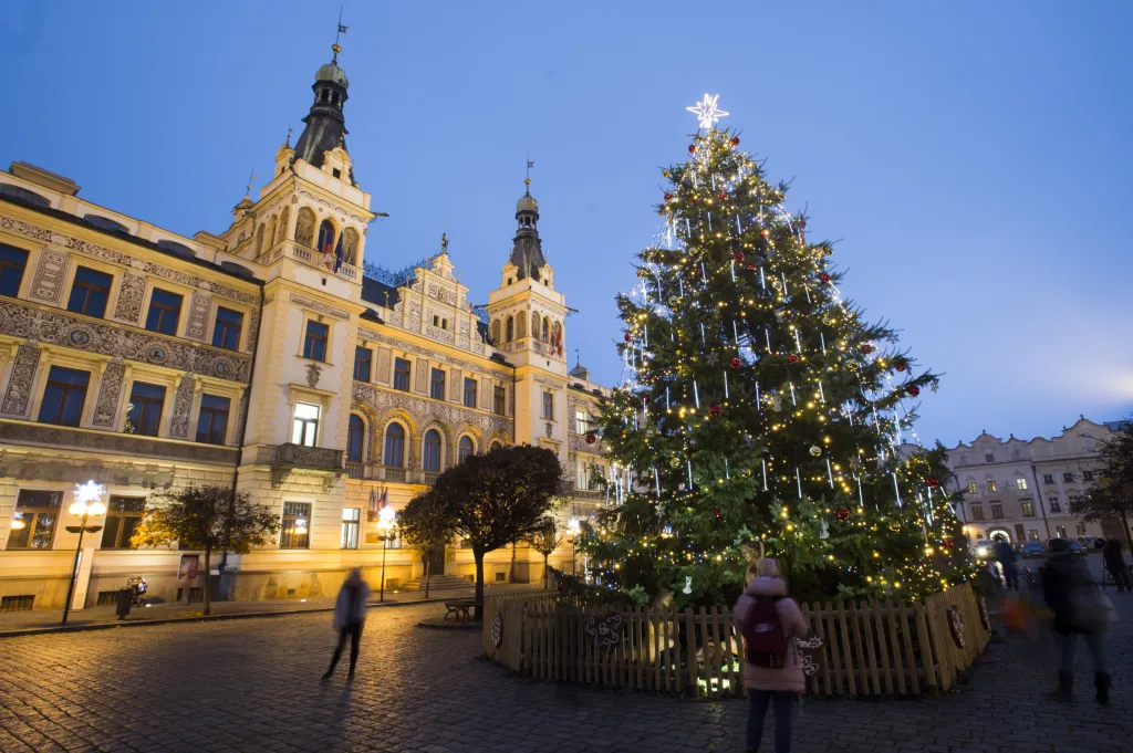 Město Pardubice rozsvítilo svůj vánoční strom na Pernštýnském náměstí