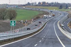 ŘSD otevřelo dálnici D7 u Panenského Týnce. Problémovou silnici rozšiřuje o dva pruhy