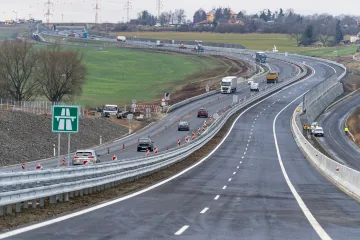ŘSD otevřelo dálnici D7 u Panenského Týnce. Problémovou silnici rozšiřuje o dva pruhy