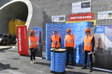 Tunelem u Plzně projede první vlak 15. listopadu. Nová chlouba železnic zkrátí cestu do Prahy o 9 minut